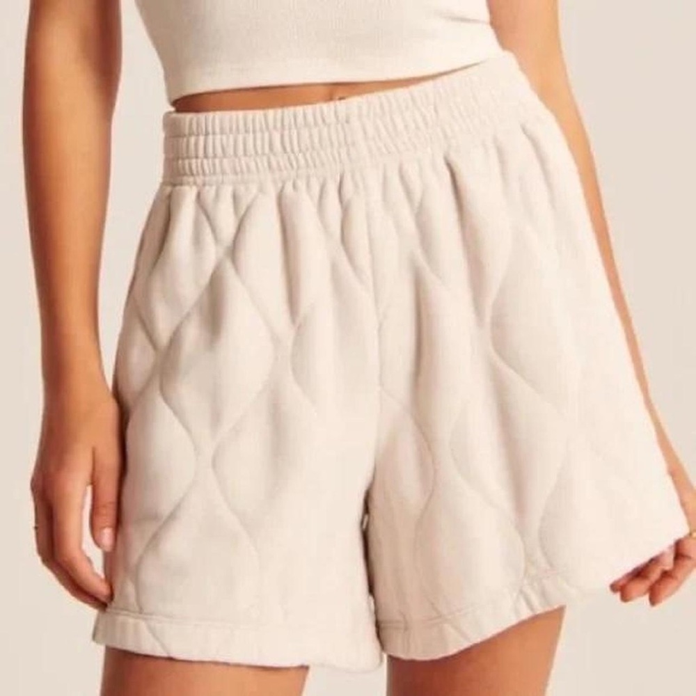 Abercrombie & Fitch High-Waist Quilted Shorts - Cream, M